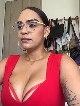 Sara-77 Adlı Modelin Canlı XXX Sohbeti