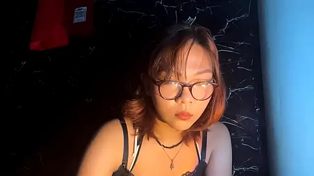 urhottie_lottie Show in webcam