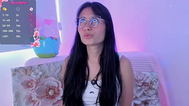 NayeCloud élő XXX-chatje