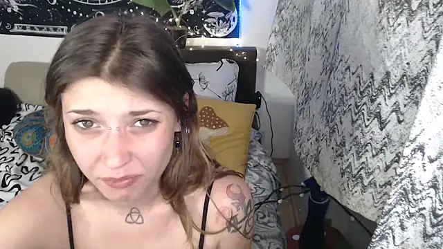 AlienforTwenty live XXX chat