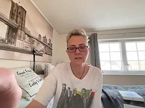 Curvy-Jinx Chat XXX live