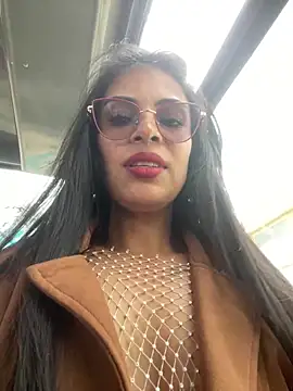 Astrid--: διαδικτυακό σόου στην κάμερα