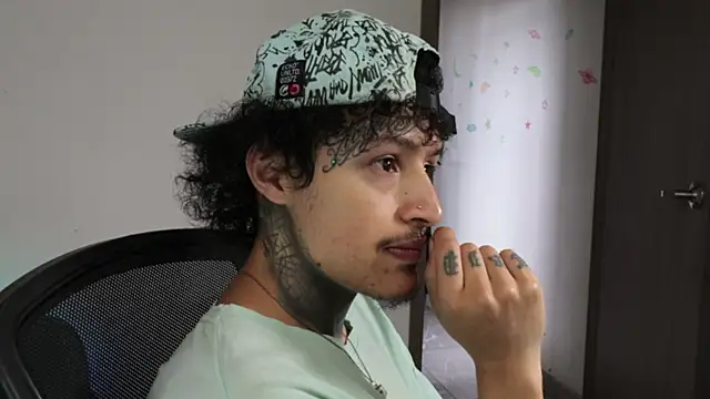 trieone: απευθείας συνομιλία ΧΧΧ