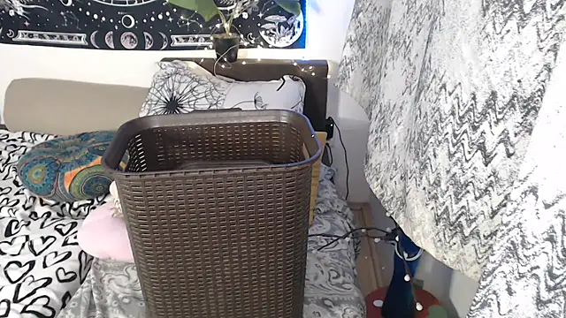 AlienforTwenty's Live XXX Chat