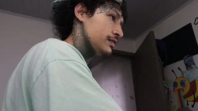 trieoneのライブXXXチャット