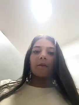 EmmiiGlow Adlı Modelin Canlı XXX Sohbeti