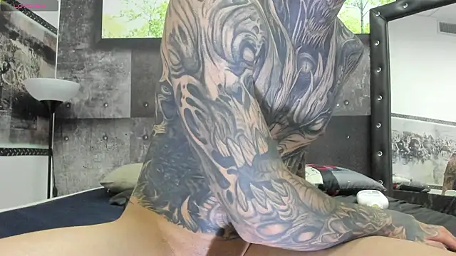 Gury_tattoo: διαδικτυακό σόου στην κάμερα