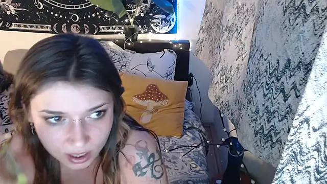 AlienforTwenty live XXX chat