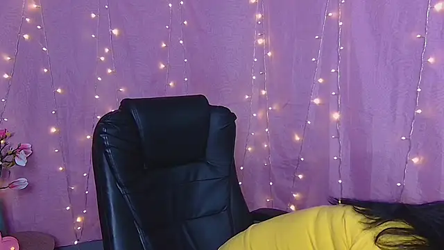 Show modela LauraFinn na web-kameri