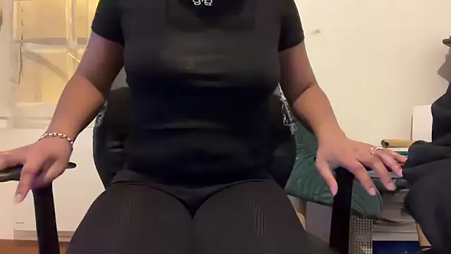 nanaisbackk: онлайн-секс-чат