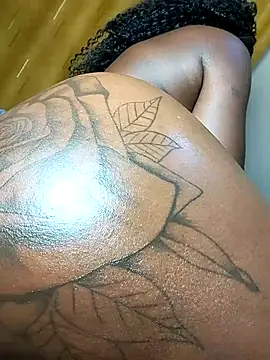 Hugemassivebootie Live XXX-chat