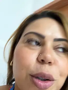 lariic Chat XXX live