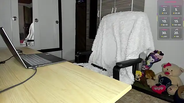 MollyCraft live XXX chat