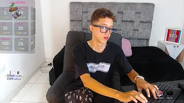 skinny_bigcock02's Live XXX Chat