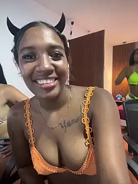 Chat +18 de Emi_rousse ao vivo