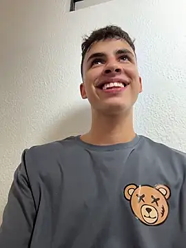 Chatroom XXX en direct de AdrianRinaldi