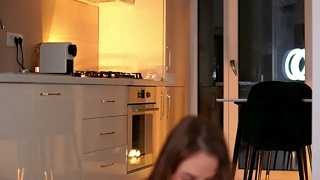 ElaraShine élő XXX-chatje