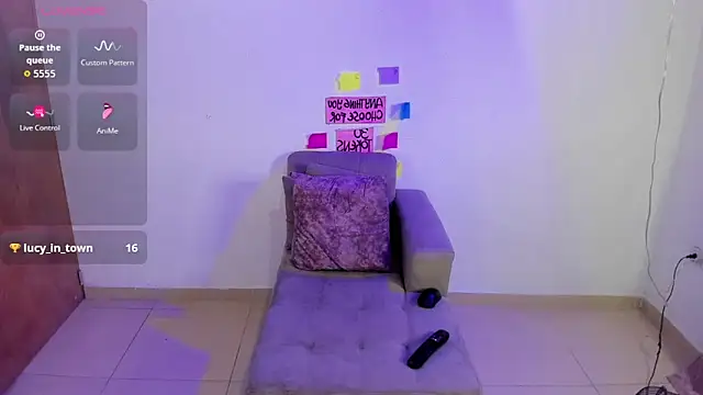 XXX chat uživo modela MiaYMolly