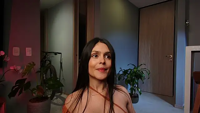 Danna-Saenz Adlı Modelin Canlı XXX Sohbeti