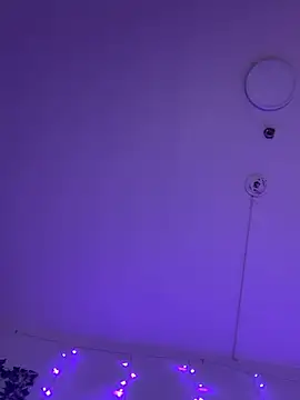 tastylolaaa: διαδικτυακό σόου στην κάμερα