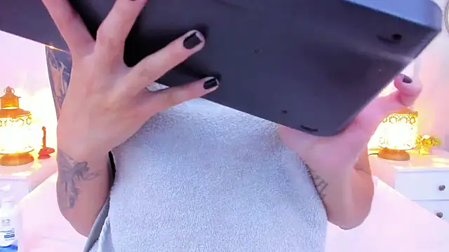 LaylaaDoll: онлайн-секс-чат