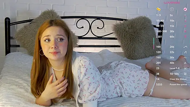 Pertunjukan Kamera Web KariDollar