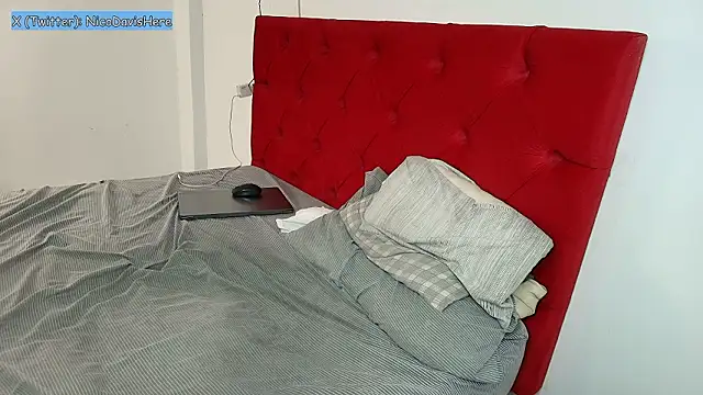 NicoDavisOfficial Show in webcam