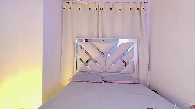 Lia_Taylor1 Chat XXX live