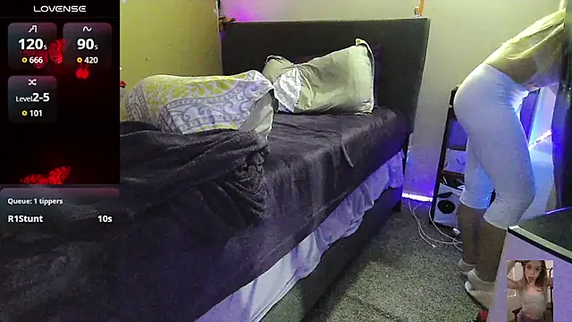 แชท XXX สดของ Blondiewithanass