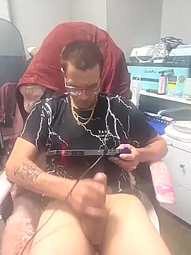 Hatchetwound6969: διαδικτυακό σόου στην κάμερα