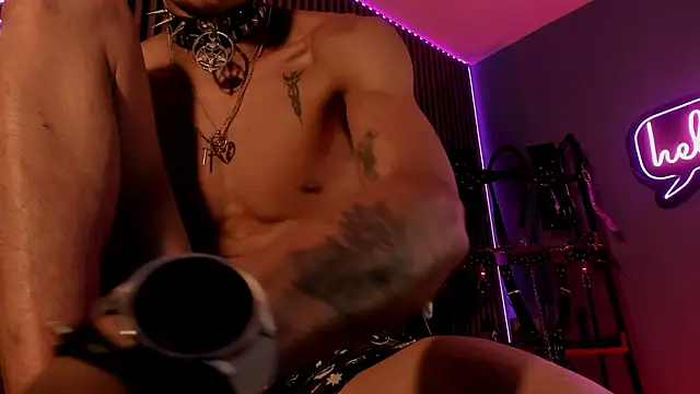 Maximoking26: διαδικτυακό σόου στην κάμερα