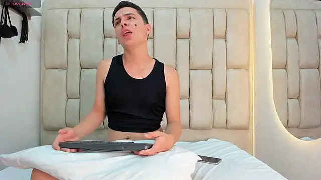 Axel_OS Adlı Modelin Canlı XXX Sohbeti