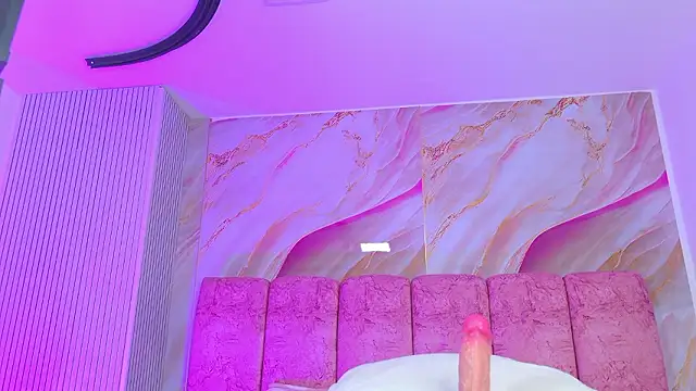 emmacurvy Adlı Modelin Canlı XXX Sohbeti