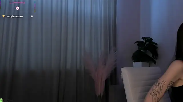 Chat +18 de Aria_Mila ao vivo