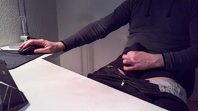 Clamshive777 Show in webcam