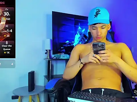 Lyam_Russo: διαδικτυακό σόου στην κάμερα