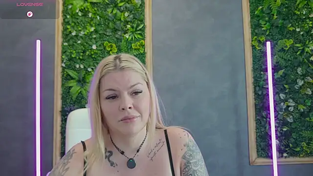 Chat +18 de Issa_Jo ao vivo