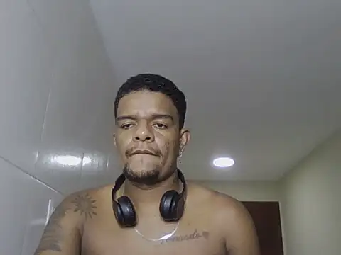 Show modela PretinBrasileiro na web-kameri