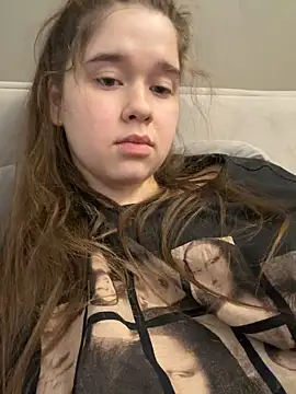 Pokazy przed kamerką – HornyGirlH