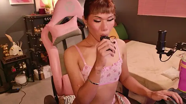 AloraLohr webcam show