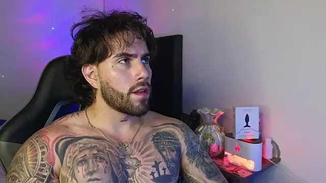 XXX chat uživo modela Ades_Lowe