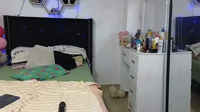 Chatroom XXX en direct de charlotte_077