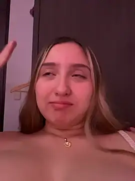 MoraInFire live XXX chat