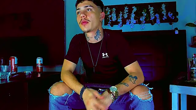 HannibalLester: διαδικτυακό σόου στην κάμερα