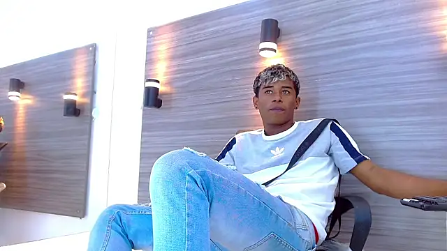 TonnyMarck: διαδικτυακό σόου στην κάμερα