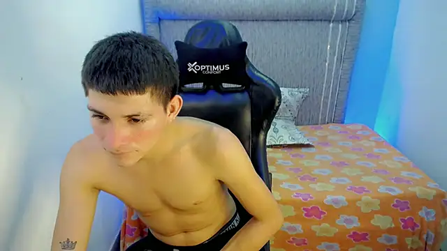 Dylan_awa: διαδικτυακό σόου στην κάμερα