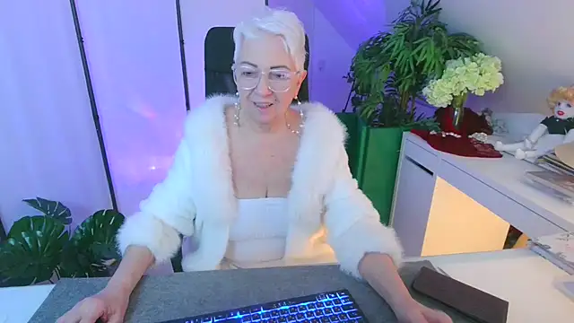 LovelyHelena live XXX chat