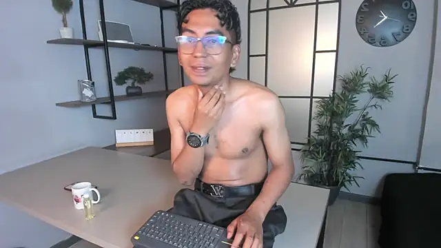 Show modela mike_salaz na web-kameri