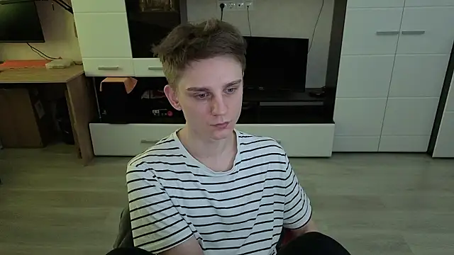 angryzan: διαδικτυακό σόου στην κάμερα