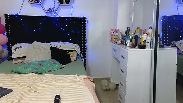 Chat +18 de charlotte_077 ao vivo